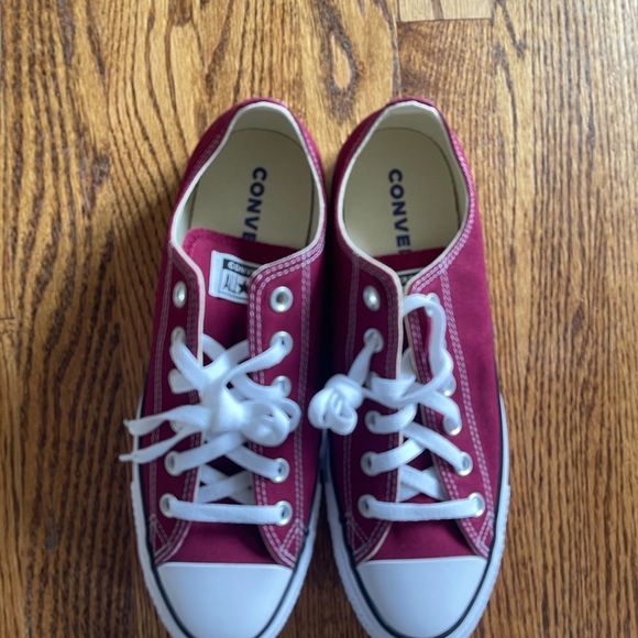 NWOT Men’s Burgundy Canvas Sneakers - Picture 2 of 5